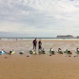 Clases de surf para grupos de niños en Suances, cantabria. Totora Surf School
