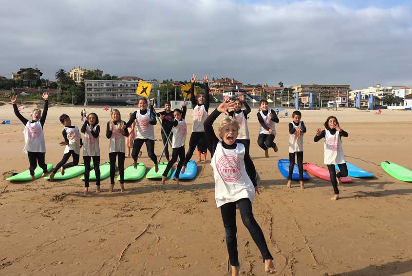 Clases de surf para niños en Suances, cantabria. Totora Surf School