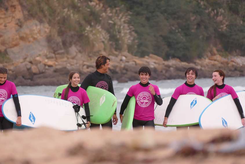 Clases de surf para adultos en Suances, cantabria. Totora Surf School