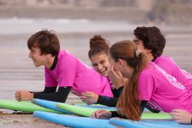 Clases de surf para grupo de adultos en Suances, cantabria. Totora Surf School