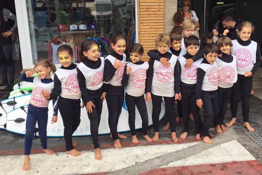 Clases de surf para grupo de menores en Suances, cantabria. Totora Surf School
