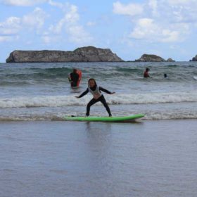 Clases de surf para niños en Suances, cantabria. Totora Surf School